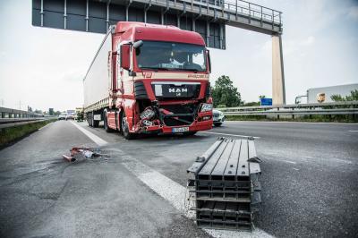 Wendlingen/A8: Sattelzug faehrt auf anderen LKW auf und sorgt fuer Stau